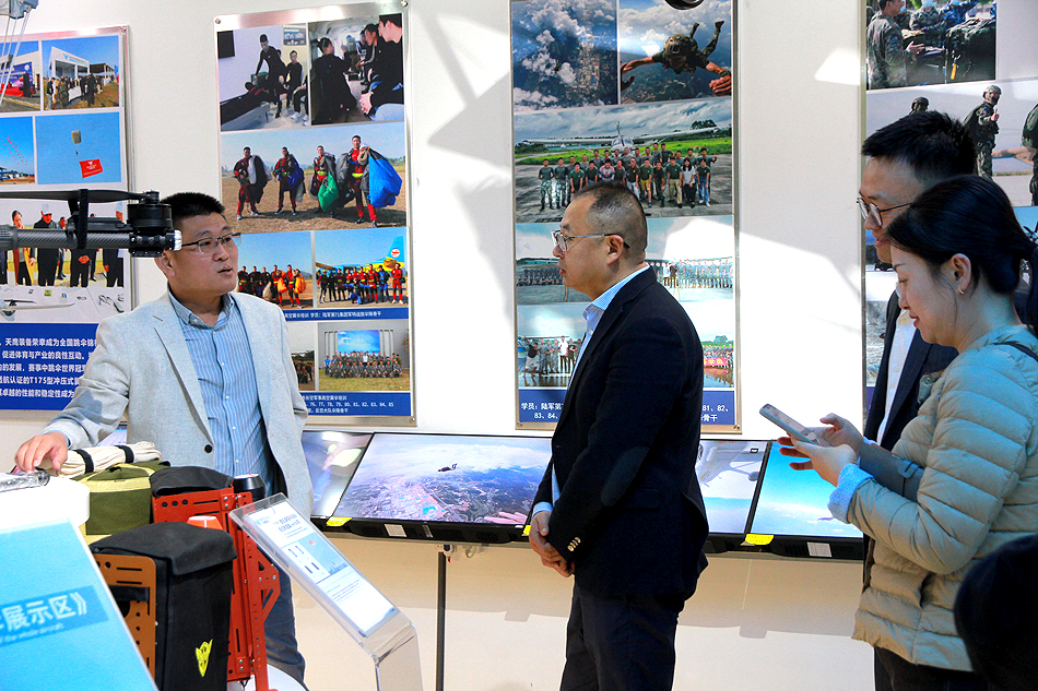 成都市青羊區(qū)領(lǐng)導(dǎo)蒞臨天鷹裝備，深入探討低空經(jīng)濟(jì)合作